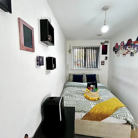 Convenient Private Bed, Bath & Parking Included 맨체스터