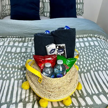 Convenient Private Bed, Bath & Parking Included Manchester