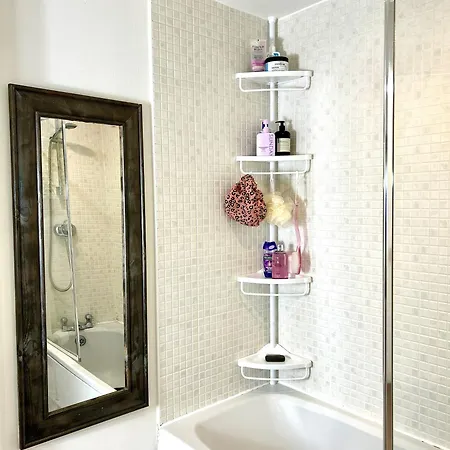 Convenient Private Bed, Bath & Parking Included Kwatera prywatna *