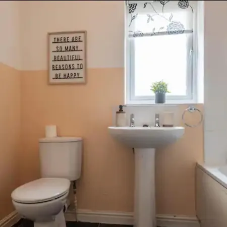 Charming Whitehurst Drive Nest In Tatil Evi Manchester