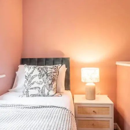 Charming Whitehurst Drive Nest In Tatil Evi Manchester