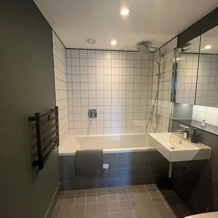 Luxury 2 Bedroom Apartment *