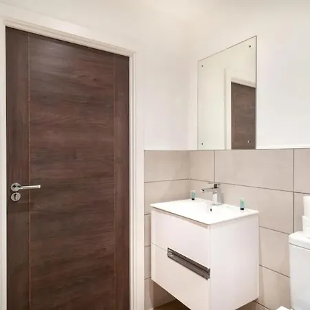 Snug 1br Apt, 4ktv-free Parking