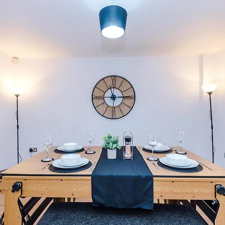 Apartment Fusion, Pool Table, Ps4, 2 Bedrooms Manchester
