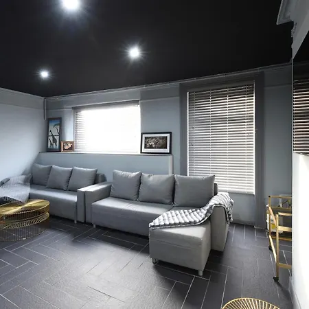 Swan Street Sleeps 23 Apartment *