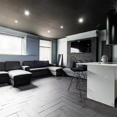 Swan Street Sleeps 23 *