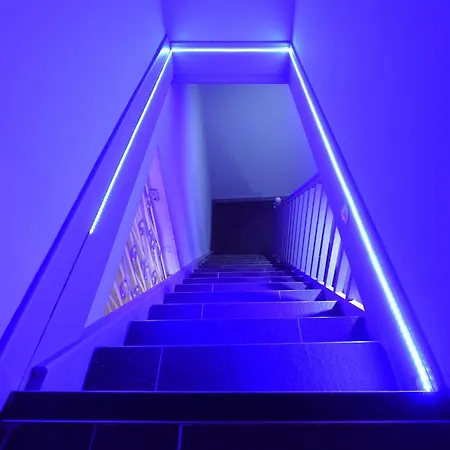 Swan Street Sleeps 23 Apartment