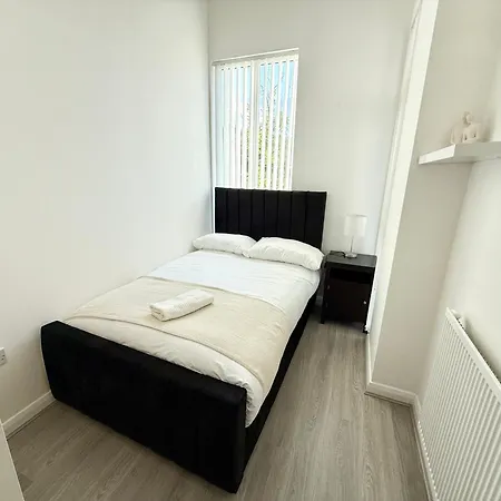 3 Bedroom House With Free Parking *