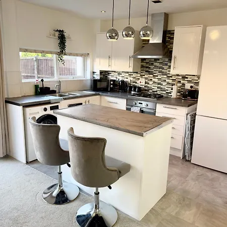 3 Bedroom House With Free Parking Nyaraló