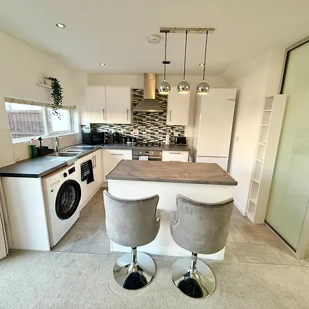 3 Bedroom House With Free Parking Nyaraló *