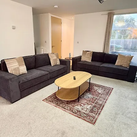 3 Bedroom House With Free Parking