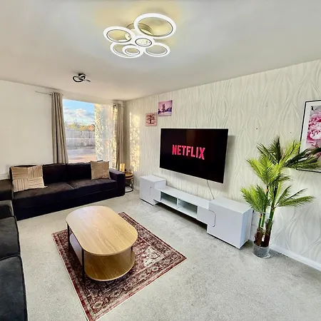 3 Bedroom House With Free Parking Nyaraló *