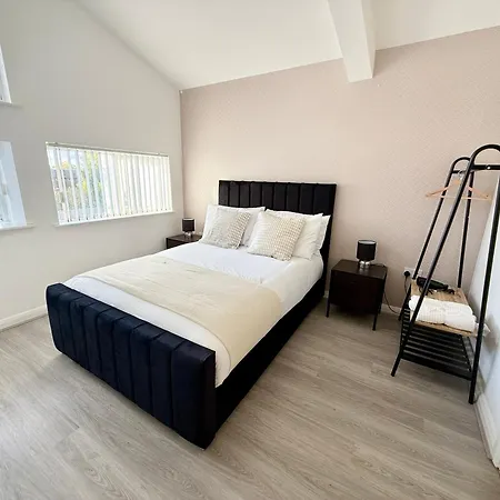 3 Bedroom House With Free Parking *