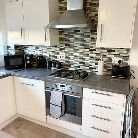 3 Bedroom House With Free Parking *