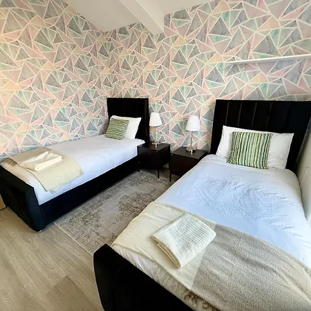 3 Bedroom House With Free Parking * Mánchester