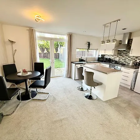 3 Bedroom House With Free Parking Nyaraló