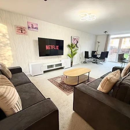 3 Bedroom House With Free Parking Holiday home *
