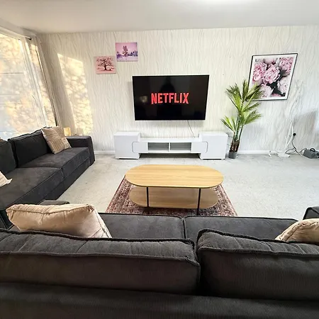 3 Bedroom House With Free Parking Holiday home Manchester