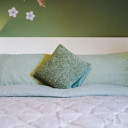 Apartment Sleeps 6, Free Parking, Perfect For Groups, Stunning With Balcony, Long Term Disc *