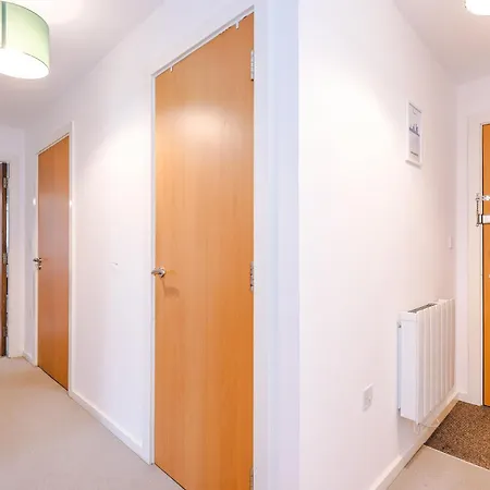 Apartment Sleeps 6, Free Parking, Perfect For Groups, Stunning With Balcony, Long Term Disc Manchester