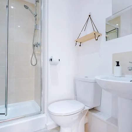 Sleeps 6, Free Parking, Perfect For Groups, Stunning With Balcony, Long Term Disc * Manchester