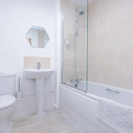 Sleeps 6, Free Parking, Perfect For Groups, Stunning With Balcony, Long Term Disc Apartment Manchester