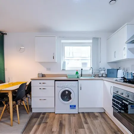 Sleeps 6, Free Parking, Perfect For Groups, Stunning With Balcony, Long Term Disc * Manchester