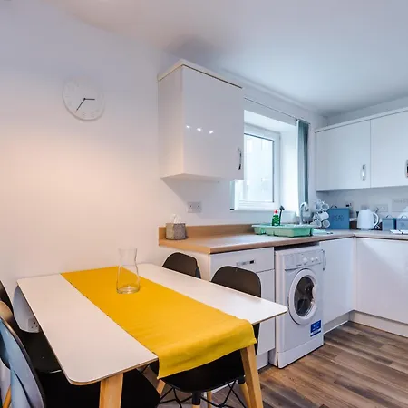 Apartment Sleeps 6, Free Parking, Perfect For Groups, Stunning With Balcony, Long Term Disc *