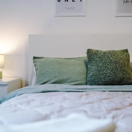 Apartment Sleeps 6, Free Parking, Perfect For Groups, Stunning With Balcony, Long Term Disc Manchester