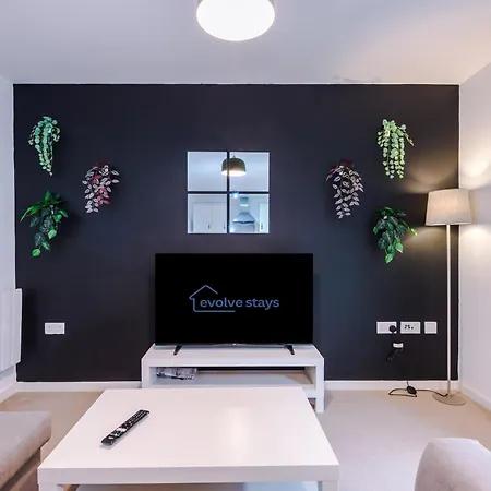 Sleeps 6, Free Parking, Perfect For Groups, Stunning With Balcony, Long Term Disc Apartment
