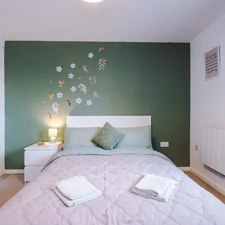 Sleeps 6, Free Parking, Perfect For Groups, Stunning With Balcony, Long Term Disc Apartment *