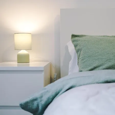 Apartment Sleeps 6, Free Parking, Perfect For Groups, Stunning With Balcony, Long Term Disc *