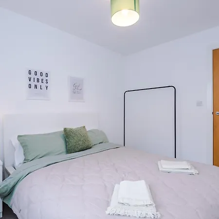 Sleeps 6, Free Parking, Perfect For Groups, Stunning With Balcony, Long Term Disc * Manchester