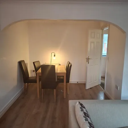 Cosy 4 Bed Townhouse 度假居