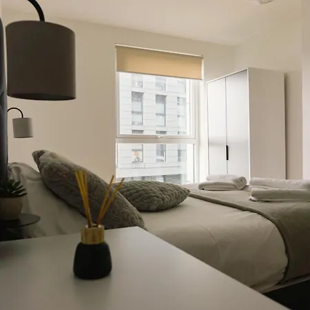 Manchester's Luxurious 2-bed Haven With Balcony - Canal Views & Proximity To United 맨체스터