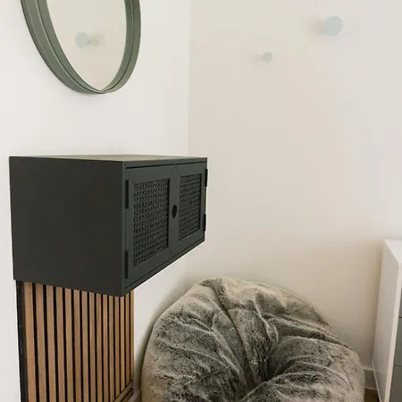 Manchester's Luxurious 2-bed Haven With Balcony - Canal Views & Proximity To United 아파트