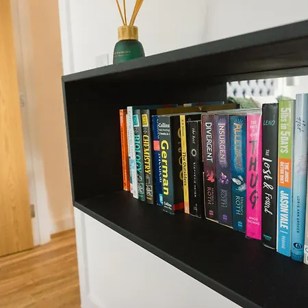 Apartman Manchester's Luxurious 2-bed Haven With Balcony - Canal Views & Proximity To United Manchester