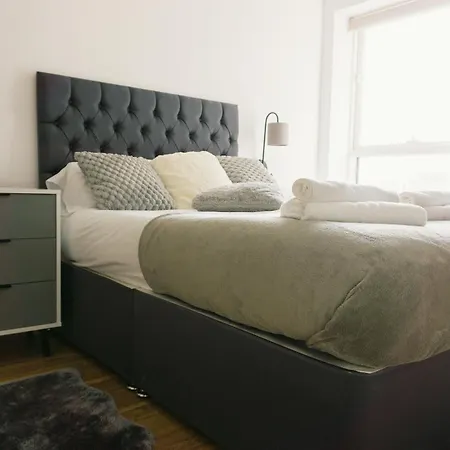 Manchester's Luxurious 2-bed Haven With Balcony - Canal Views & Proximity To United * マンチェスター