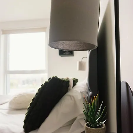 Manchester's Luxurious 2-bed Haven With Balcony - Canal Views & Proximity To United