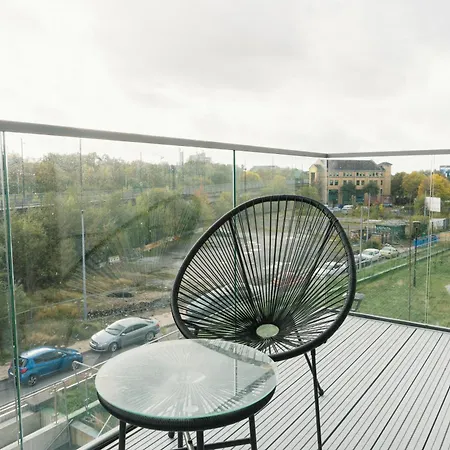 Manchester's Luxurious 2-bed Haven With Balcony - Canal Views & Proximity To United 아파트
