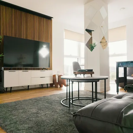 Manchester's Luxurious 2-bed Haven With Balcony - Canal Views & Proximity To United 아파트