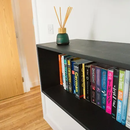 Manchester's Luxurious 2-bed Haven With Balcony - Canal Views & Proximity To United *