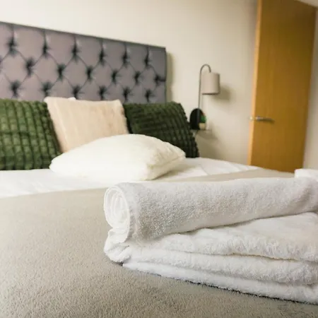 Manchester's Luxurious 2-bed Haven With Balcony - Canal Views & Proximity To United * 맨체스터