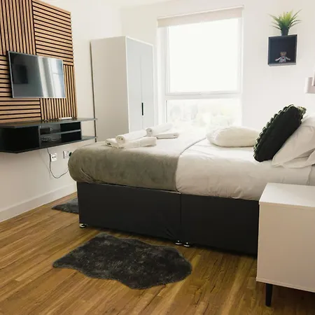 Manchester's Luxurious 2-bed Haven With Balcony - Canal Views & Proximity To United Apartman