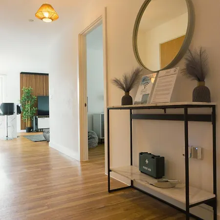 Manchester's Luxurious 2-bed Haven With Balcony - Canal Views & Proximity To United Apartman *