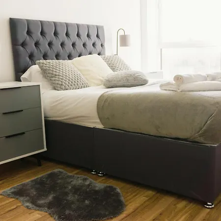 Manchester's Luxurious 2-bed Haven With Balcony - Canal Views & Proximity To United 아파트 맨체스터
