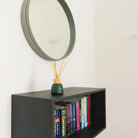 Manchester's Luxurious 2-bed Haven With Balcony - Canal Views & Proximity To United *