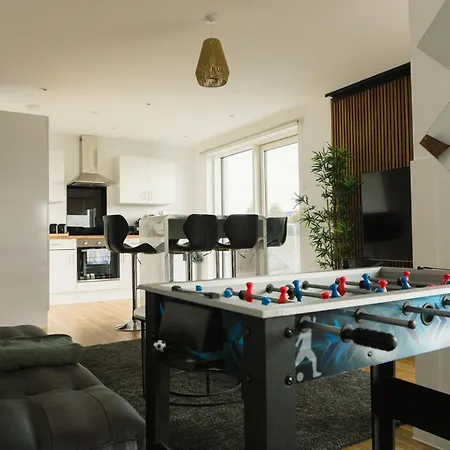 Manchester's Luxurious 2-bed Haven With Balcony - Canal Views & Proximity To United 4* Manchester