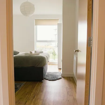 Manchester's Luxurious 2-bed Haven With Balcony - Canal Views & Proximity To United