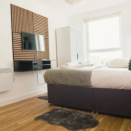 Manchester's Luxurious 2-bed Haven With Balcony - Canal Views & Proximity To United 아파트
